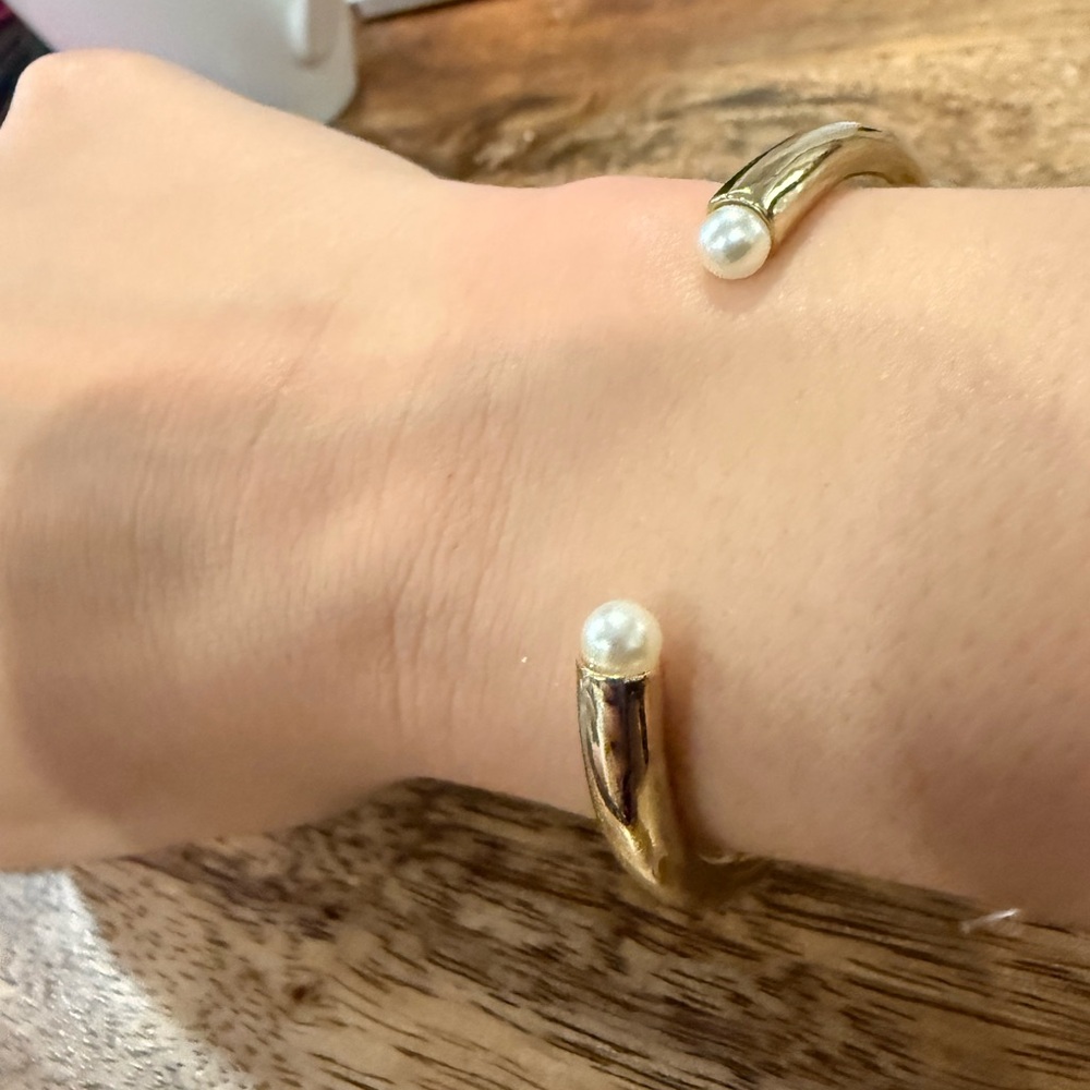 Elegant Gold and Faux Pearl Women's Bracelet